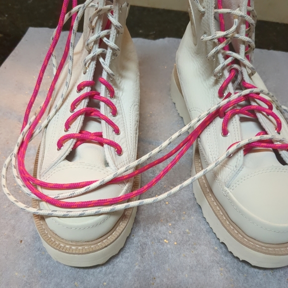 Chuck Taylor All Star leather cream colored ankle high shoe/boot. Unisex. NWOT - Picture 6 of 11